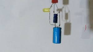 Rangkaian tersebut terdiri dari bagian utama yang merupakan sebuah osilator, sebuah ic 7493 sebagai pemicu, sebuah potensio atau trimpot untuk mengendalikan kecepatan gerakkan lampu. Cara Membuat 1 Lampu Led Berkedip