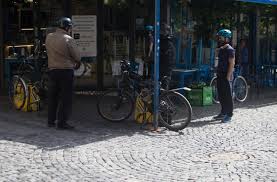It offers fast delivery times and low prices. Afacere CaÈ›i Bani Se CaÈ™tigÄƒ De Fapt La Foodpanda Ce Salariu Iau Curierii Pe BicicletÄƒ È™i Cei Care Fac Delivery Cu Propria MaÈ™inÄƒ