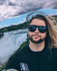 Mike Petrov's Instagram, Twitter & Facebook