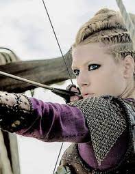 Vikingské účesy sú ďalšou vrstvou kultúry, pomocou ktorej je možné získať ďalšie informácie o živote škandinávcov, ich zvykoch a zvláštnostiach každodenného života. 810 Vikings Ideas In 2021 Vikingove Travis Fimmel Vikingske Zeny