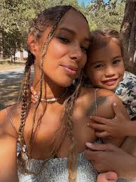 Leona Lewis and her daughter Carmel. 🤎