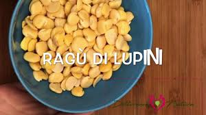 Da prima mettete a bollire dell'acqua in una capiente casseruola, poi scaldate un paio di cucchiai d'olio extravergine d'oliva in una padella; Come Preparare Un Ragu Vegetale Ragu Di Lupini Youtube