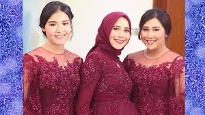 Lookbook kaos kerah v kaos kerah v neck kaos kerah vector kaos kerah v wanita. Inspirasi Aneka Model Kebaya Brokat Agar Terlihat Kurus Kepogaul