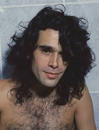 Zé Ibarra evolui estranho em 'Transe'