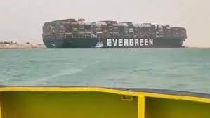 Quer gestellt containerschiff steckt fest. C36nz8izv Gy M