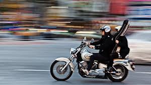 Gaya berpacaran anak zaman sekarang memang sangat berbeda dibandingkan dengan beberapa tahun silam sebelum ekonomi indonesia tidak semaju sekarang ini. Cara Berpegangan Saat Bonceng Motor Bisa Ungkap Kepribadianmu Mana Tipe Paling Romantis Tribun Travel