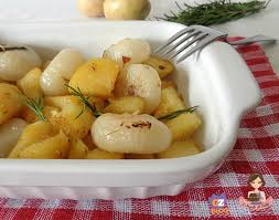 Ideali per questo tipo di preparazione sono le cipolle borettane che si contraddistinguono per un bulbo particolarmente depresso ai poli e per un sapore delicato e inconfondibile al tempo stesso. Patate E Cipolle Borettane In Padella L Angolo Di Cristy