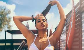 Οι πληροφορίες για τη νέα σχέση της χριστίνας παπαδέλη μετά τον χρήστο μάστορα. Xristina Papadelh Me Mayro Mpikini 8a Sas Kanei Na Anastena3ete Milame Gia Kopmara Peiraiotika Gr