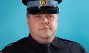 Aaron Coulter, agent de l'OPP du Sud de la baie Géorgienne, se confit sur  le décès de l'agent Marc Hovingh