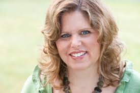 Communication Grad Recieves "Outstanding Alumni Award"