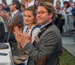 1998 erstes staatsexamen lehramt realschule, anschließend magisterstudium der politikwissenschaft, wirtschaft und soziologie an der universität passau mit abschluss 2001, 2004 promotion an der karlsuniversität prag. Scheuers Zweite Ehe Vor Dem Aus Nachrichten Burgerblick Passau