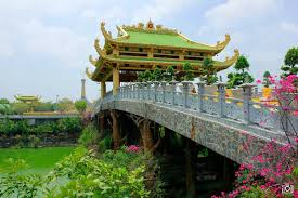 This is a complex of large works such as temples. Visiting Dai Nam Van Hien Wonderland