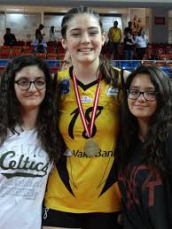 She is 1.97 m tall at 88 kg and plays in the middle blocker position. File Zehra Gunes 18 Vakifbank Sk Twvl 20180426 6 Jpg Wikimedia Commons