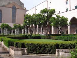 Constructed in 1310 as a burial site, cloister of santa chiara shares neapolitan religious and artistic history. Santa Chiara Cloister