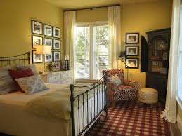 What to put in a small guest room? 12 Cozy Guest Bedroom Retreats Diy