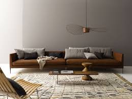 Modern Chic With Earthy Colours And An Expansive Cognac Coloured Leather Sofa Sofa Pil Moderne Wohnzimmerideen Wohnzimmer Braun Wohnzimmer Ideen Wohnung