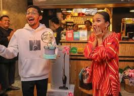 Dilahirkan pada 10 november 1989 di kuching, sarawak, jasmine merupakan anak tunggal dalam keluarga beliau. Ajak Sufian Suhaimi Keluar Makan Tak Sangka Dia Beri Surprise Jasmine Suraya Iluminasi
