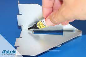 Als natürlicher reflex auf das gefühl des fremdkörpers auf der haut wird unwillkürlich gerieben und gekratzt. Sekundenkleber Entfernen Tipps Fur Alle Oberflachen Talu De