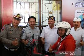 Yoyo, menerangkan penambahan jumlah tersebut berasal dari pegawai dan. Sekda Bali Puji Samsat Gelis Tabanan Permudah Pelayanan Wajib Pajak Antara News