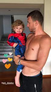 Visina 193 cm položaj napadač: Edin Dzeko 9 Fans On Twitter Edin Dzeko With Dzeko Junior Like Father Like Son Eddzeko Holidays Dzeko Family Dani