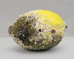Ces Fruits Pourris Sont En Realite Des Sculptures Realistes Concues Avec Des Pierres Precieuses Sculptures De Fruits Sculpture Pierre Precieuse