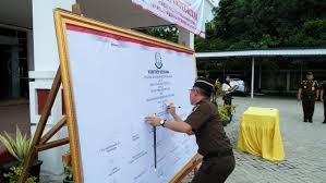 Demikian pakta integritas ini dibuat berlaku secara terus menerus selama pengadaan barang/jasa berlangsung. Infopublik Jajaran Kejari Balangan Tandatangani Pakta Integritas