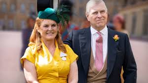 Oktober 2018, tritt auch prinzessin eugenie vor den traualtar. Prinz Andrew Sarah Ferguson Mit Tochtern Schwiegersohnen So Ein Familienfoto Gab S Noch Nie Youtube