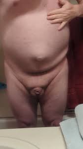 Dicker Bauch gewölbt, größer als mein Mikro-Penis und meine Eier