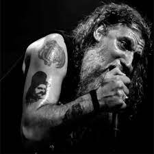 El rockero argentino pato larralde, líder de las bandas los antiguos y sauron y sobrino del folclorista josé larralde, falleció esta tarde a los 55 años, luego de sufrir hace dos días un accidente cerebrovascular que se sumó al cuadro de covid, que había motivado su internación. Pato Larralde En Otro Dia Perfecto Cooperativa De Trabajo Para La Comunicacion Social