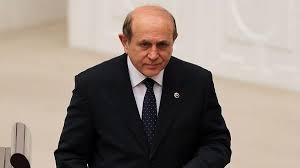 Burhan kuzu'nun ölüm haberinin sonrasında ak parti kanadından ve pek çok siyasiden taziye mesajları geldi. Burhan Kuzu Kimdir