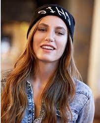 Serenay Sarikaya Nin Sac Rengi Ve Sac Modeli Hakkinda Her Sey Kumral Saclar Sac Sac Rengi