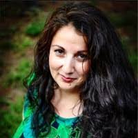 Lori Bain's Instagram, Twitter & Facebook