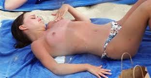 Paul mccartney'nin solo çalışmasının klibinde şarkıyı işaret diliyle anlatarak muazzam bir performans sergileyen natalie portman'la sizi başbaşa. Naked Natalie Portman In Beach Babes Cloudy Girl Pics