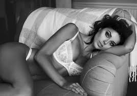 Artistic Black And White Boudoir Portraits Black And White Boudoir Photo Shoot Indoors With All Natural Light Boudoir Photoshoot Art Photography Women Boudoir Photos