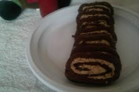 Pentru crema, frecam bine untul, zaharul, extractul de vanilie si nuca de cocos. Rulada De Biscuiti Cu Nuca De Cocos