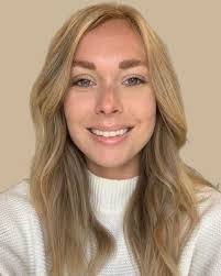 Kara Holcomb's Instagram, Twitter & Facebook