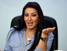 سمية الخشاب اقتبست الحكمة الشهيرة، وواصلت تصدر التريند بالصور المثيرة، ونشرت جلسة التصوير عبر حسابها بموقع إنستقرام، وعلى صفحتها الخاصة بموقع الفيس بوك، واللافت أن حساب موثق منسوب للنجمة الشابة ليلى زاهر وضع تعليقا. Ø±Ø¯Ø§ Ø¹Ù„Ù‰ Ù…Ø°ÙŠØ¹Ø© ÙƒÙˆÙŠØªÙŠØ© Ø³Ù…ÙŠØ© Ø§Ù„Ø®Ø´Ø§Ø¨ Ø§Ù„ÙÙ„ÙˆØ³ Ù…Ø¨ØªØ¹Ù…Ù„Ø´ ÙƒÙ„Ø§Ø³ ÙˆÙ„Ø§ Ø¨ØªØ¹Ù…Ù„ ÙˆÙ„Ø§Ø¯ Ù†Ø§Ø³ Ø­ÙŠØ§ØªÙ†Ø§ Ø¬Ù‡Ø§Øª Ø§Ù„Ø¥Ù…Ø§Ø±Ø§Øª Ø§Ù„ÙŠÙˆÙ…