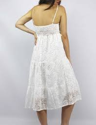 Robe cintrée en dentelle et broderies. Robe Mi Longue En Dentelle Lola Blanche