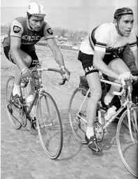 Le coureur cycliste court par tous les temps. Raymond Poulidor Et Eddy Merckx Cycling Outfit Bicycle Race Vintage Cycles