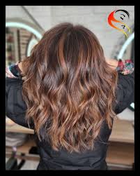 Schiariture e Riflessi Su Capelli Castani: Come Scegliere La Tonalità Giusta