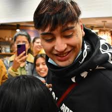 Bienvenido @tiagopzk a Paraguay! 😎🔥🤩💚💚 ¡Así recibimos al Gotti en el  aeropuerto! 🇵🇾🤩 #Farra 101.3 FM 📻