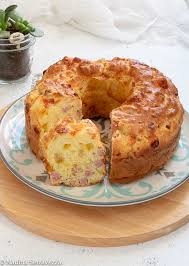 Come primo procedimento da fare ci sarà mescolare insieme all'interno di una ciotola bella capiente lo zucchero e la farina, unendo subito dopo il lievito. Ciambella Salata Ai Formaggi E Prosciutto Cotto Ricetta Sfiziosa