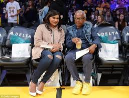Mindy Kaling Takes Her Dad To The Basketball To Watch The Lakers Mindy Kaling Dwayne Johnson Mom Daughter Basketball