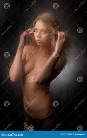 Muchacha Con Las Tetas Al Aire Hermosa Detrás Del Vidrio Mojado Imagen de  archivo - Imagen de raindrop, contexto: 27773165
