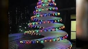 Pria berkostum sinterklas terlihat sekitar pohon natal dari botol plastik di kota chekka, lebanon, 15 desember 2019. How To Make Your Own Amazing Christmas Tree Navidad Arbol Youtube