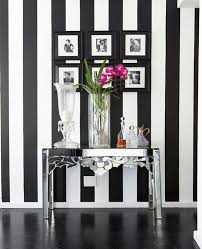 Die Schonsten Schwarz Weiss Interiors Westwing Magazin Tapete Schwarz Weiss Gestreifte Tapete Schlafzimmer Schwarz Weiss