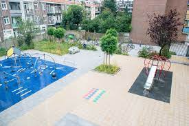 uitzicht vanuit het raam links is de nieuwe freerunning opstelling parkour opstelling op het schoolplein geinstalleerd uitzicht vanuit het raam parkour ramen