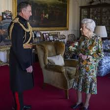 Lesen sie hier alle informationen der faz zum gesundheitszustand der königin. Queen Elizabeth Ii Bei Audienz Auf Schloss Windsor Warum Sind Ihre Hande So Lila Royals Bild De