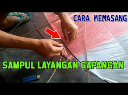 Langkah pertama taruh kedua bilah bambu dengan posisi silang dan letakkan bambu pendek pada 1/3 bagian bambu yang panjang. Cara Memasang Sampul Layangan Gapangan Youtube