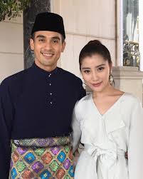 Bagai pinang dibelah dua kalau pengerusi eksekutif bersama kumpulan dan dan ketua pegawai eksekutif naza, datuk sm faisal nasimuddin dan finalis dewi remaja 2014/2015, puteri aishah dikatakan sedang hangat bercinta. 10 Things About Chryseis Tan That Every Malaysian Should Know Daughter Of Malaysia Billionaire The Coverage